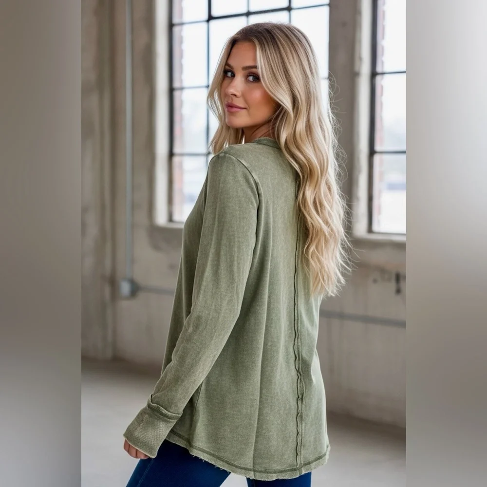 NWT Zenana Washed Patch Back Exposed Seam Thumbhole Mixed Button Long Sleeve Top - Picture 3 of 3